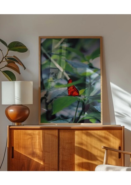 Yeşil Yaprak Üzerinde Kırmızı Kelebek Poster fırsatları