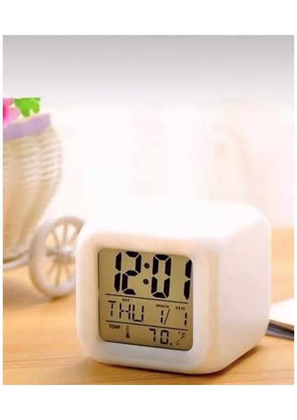 Renk Değiştiren Küp Şeklinde Masa Saati: Alarm, Termometre ve Tarih Özellikli modelleri