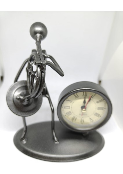 Sanat ve Zamanın Buluşması: Müzisyen Figürlü Dekoratif Metal Masa Saati