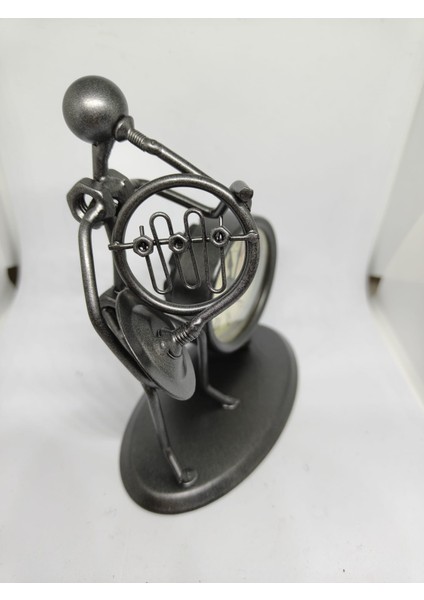 Sanat ve Zamanın Buluşması: Müzisyen Figürlü Dekoratif Metal Masa Saati fırsatları