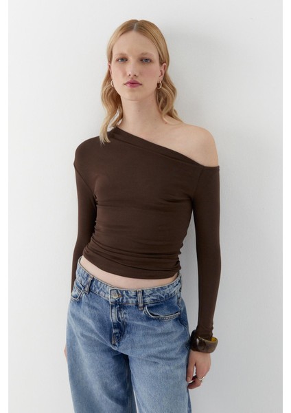Kayık Yaka Düşük Omuz Bluz Kahverengi