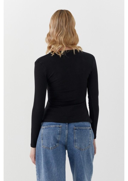 Kruvaze Kesim Toka Detaylı Bluz Siyah fırsatları