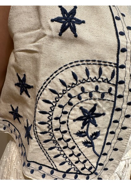 Nakışlı Yelek Krem fırsatları