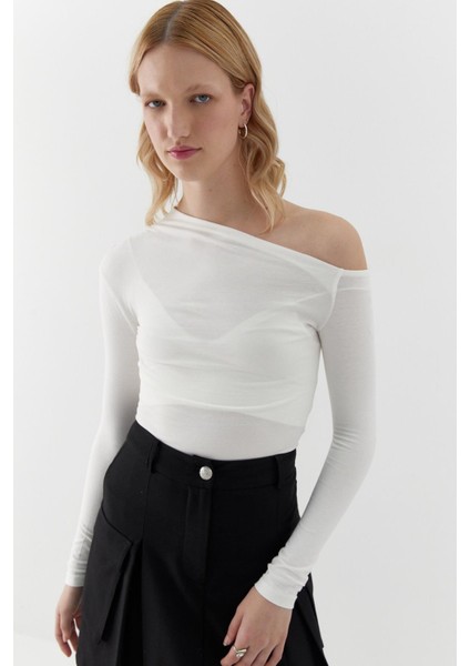 Kayık Yaka Düşük Omuz Bluz Ekru modelleri