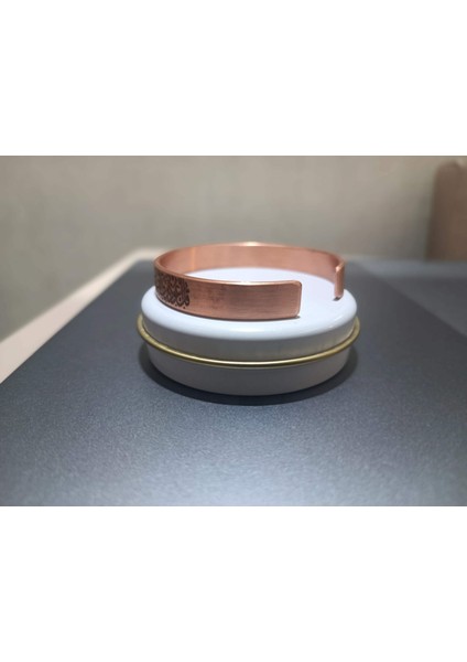 Özel Metal Kutu Da Enerji Dengeleyici Işlemeli Saf Bakır Bileklik Unisex Ayetel Kürsü Kalın Bakır fırsatları