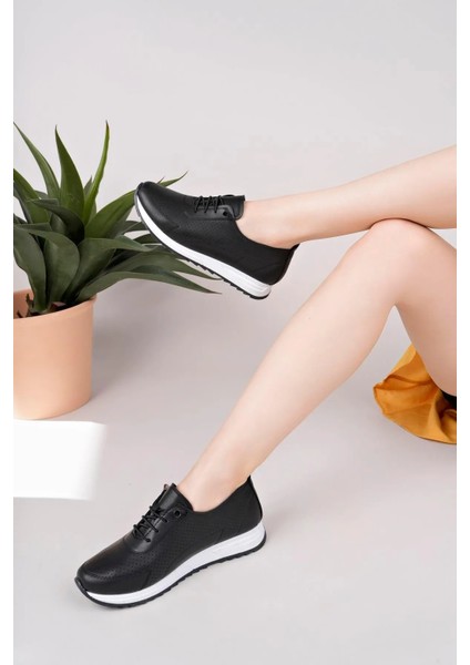 Tone Siyah Lastik Bağcıklı Ortopedik Anne Spor Ayakkabı - Dar Kalıp 1 Numara Büyük Tercih Ediniz