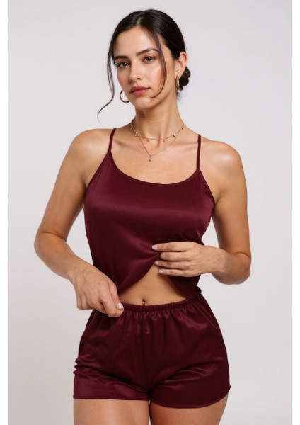 Kadın Bordo Asimetrik Sırt Dekolte Detaylı Şık Şortlu Gecelik Takım – Modern, Konforlu ve Günlük Kombinlere Uygun