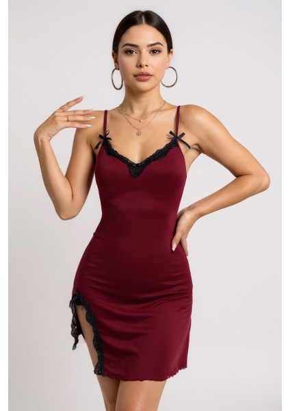 Kadın Bordo Bacak Yırtmaçlı Siyah Dantelli ve Fiyonklu Şık Gecelik – Modern ve Şık Tasarım