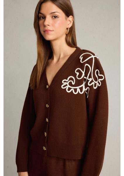 Oversize Geniş Kalıp Nakışlı Düğmeli Hırka G6305AX25WN fırsatları