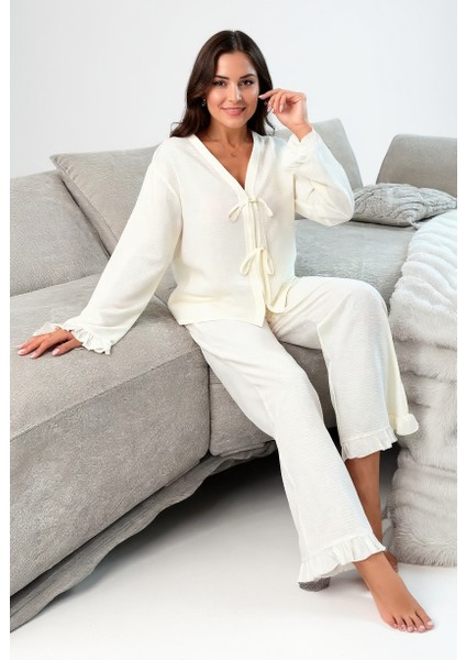 Kadın Beyaz Önden Bağlamalı Kolu ve Paçası Fırfır Detaylı Uzun Kollu Pijama Takımı – Rahat, Şık ve 4 Mevsim Kullanım fırsatları