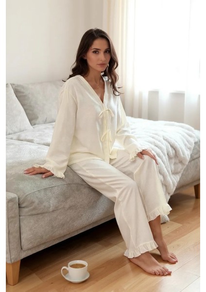 Kadın Beyaz Önden Bağlamalı Kolu ve Paçası Fırfır Detaylı Uzun Kollu Pijama Takımı – Rahat, Şık ve 4 Mevsim Kullanım indirimleri