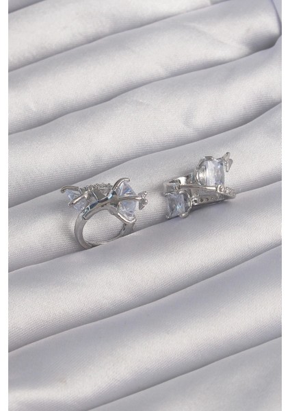 Pirinç Gümüş Renk Iri Zirkon Taşlı Kıvrımlı Minimal Kelebekli Halka Küpe fiyatları