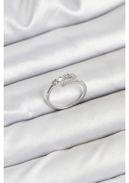 Pirinç Gümüş Renk Kalpli Detaylı Zirkon Taşlı Kadın Yüzük