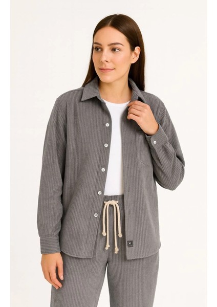 Mdb Kadife Oversize Takım – Gömlek ve Pantolon Ikili Et Füme Corduroy Şıklığı, Rahat ve Zarif Duruş Yumuşak Dokulu Kadife Kumaş, Düğmeli Gömlek Üst ve Astikli Pantolon Alt Parça ile Gün Boyu Konfor Füme modelleri