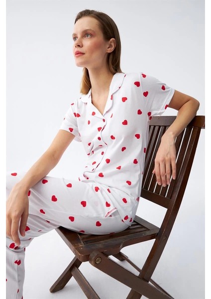 Kadın Beyaz Kırmızı Kalpli Önden Düğmeli Pijama Takımı modelleri