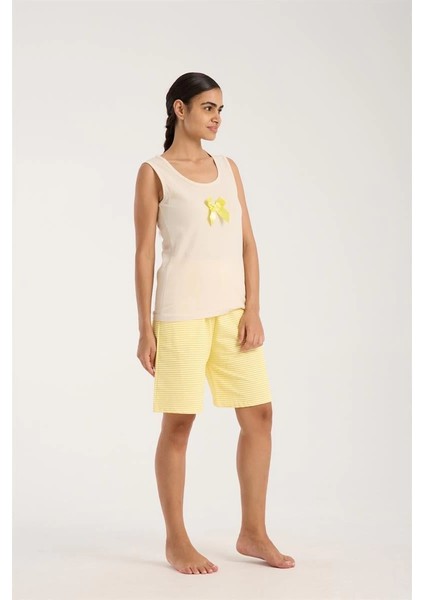 Kadın Beyaz Kurdele Detaylı Sarı Çizgili Şortlu Pijama Takımı fiyatları