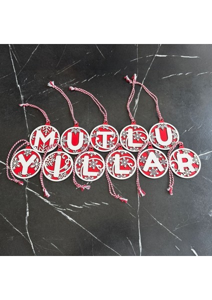 Buffer® 11 Harfli Kırmızı Beyaz Ipli Mutlu Yıllar Yazılı Ahşap Yılbaşı Ağaç Süsü modelleri