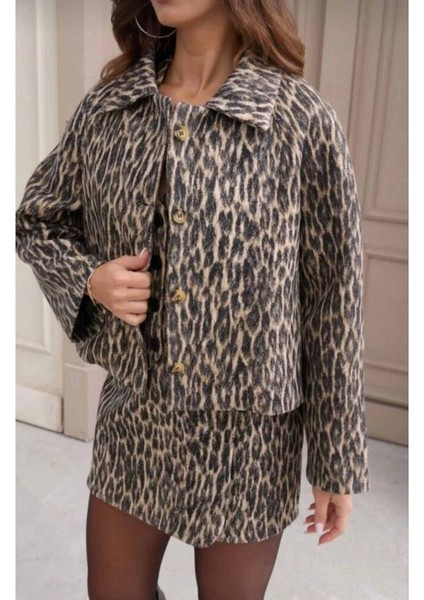 Önü Düğmeli Kapamalı Leopar Desen Crop Ceket Etek Takımı