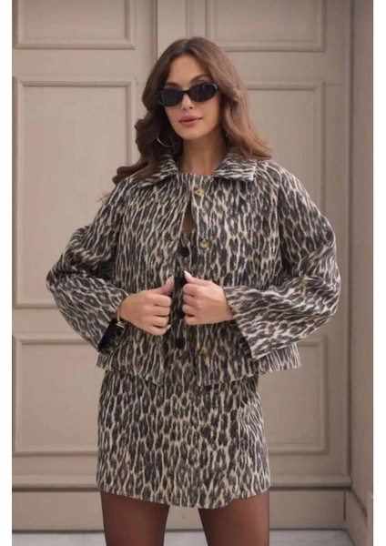 Önü Düğmeli Kapamalı Leopar Desen Crop Ceket Etek Takımı fiyatları