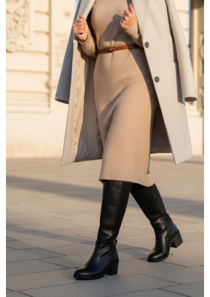 Siyah Deri Görünümlü Arkası Streç Esnek Kalın Yüksek Topuklu Toka Detaylı Fermuarlı Uzun Çizme