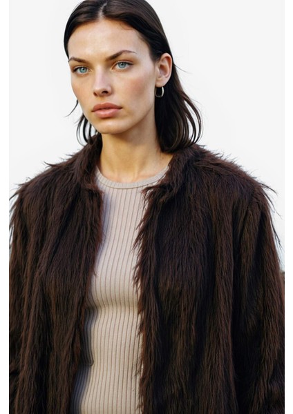 Regular Fit Kısa Suni Kürk F2147AX25WN modelleri