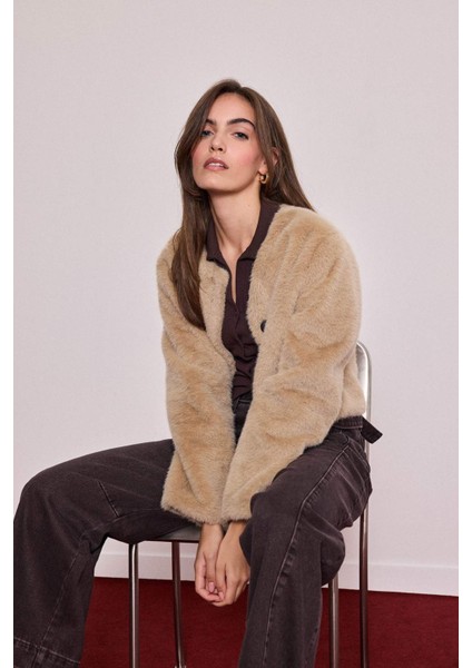 Regular Fit Düğmeli Kısa Suni Kürk F2923AX25WN