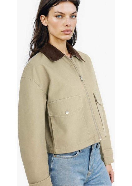 Regular Fit Kontrast Yakalı Fermuarlı Cepli Crop Mont E8598AX25AU fırsatları