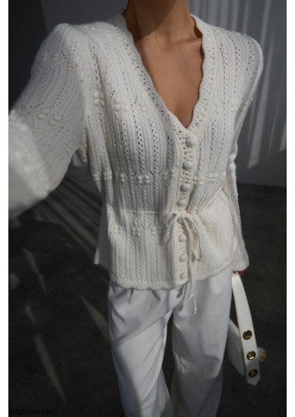 V Yaka Bağlama Detaylı Düğmeli Hırka