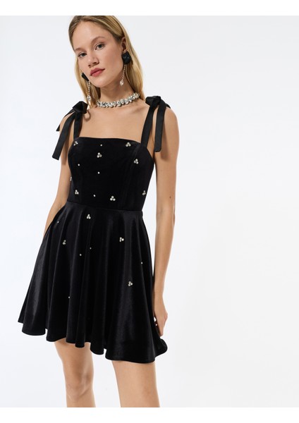 Kare Yaka Volanlı Taş Detaylı Kadife Kolsuz Mini Elbise fiyatları