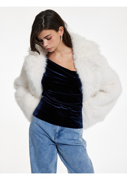 Aksesuar Detaylı Asimetrik Yaka Kolsuz Tek Omuz Kadife Bluz