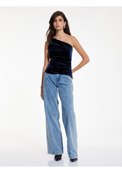 Aksesuar Detaylı Asimetrik Yaka Kolsuz Tek Omuz Kadife Bluz fiyatları