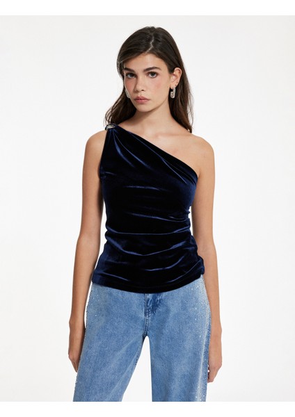 Aksesuar Detaylı Asimetrik Yaka Kolsuz Tek Omuz Kadife Bluz modelleri