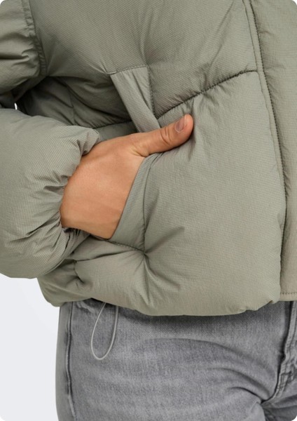 Only 15322013ON Fermuarlı Sabıt Kapusonlu Sısme Kısa Mont fırsatları