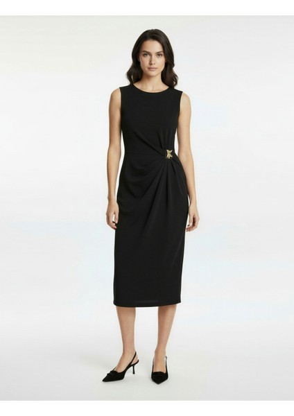 Bisiklet Yaka Yırtmaçlı Kolsuz Aksesuar Detaylı Midi Boy Kalem Elbise