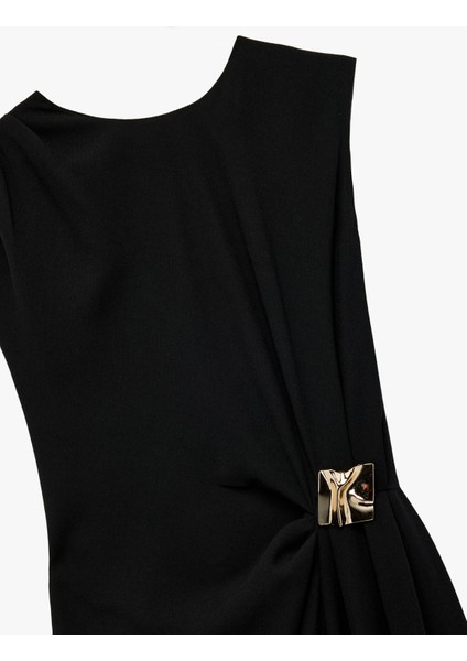 Bisiklet Yaka Yırtmaçlı Kolsuz Aksesuar Detaylı Midi Boy Kalem Elbise indirimleri