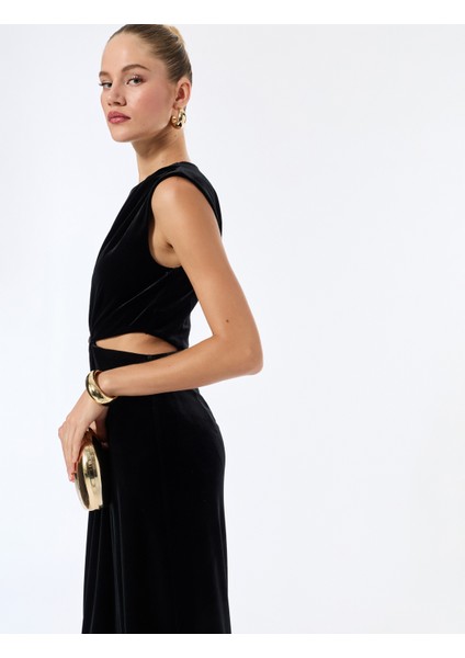 Pencere Detaylı Kolsuz Bisiklet Yaka Metal Aksesuarlı Kadife Uzun Elbise fiyatları