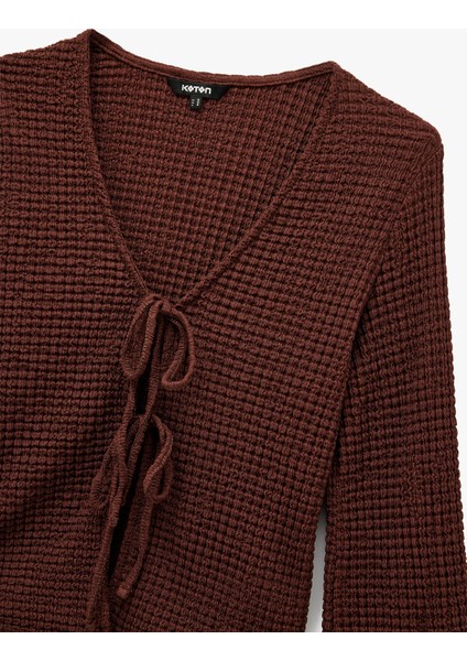 Slim Fit Uzun Kollu V Yaka Fiyonk Bağlama Detaylı Dokulu Bluz modelleri