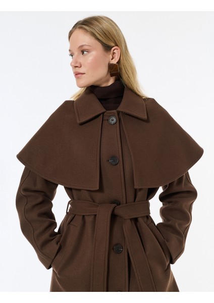 Pelerin Yaka Kaban Kaşe Kemerli Cepli Düğmeli Uzun Kollu