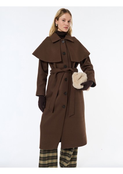 Pelerin Yaka Kaban Kaşe Kemerli Cepli Düğmeli Uzun Kollu modelleri