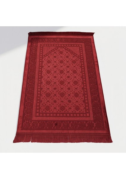 Kişiye Özel Nakış Işlemeli Saf Ipek Kadife Kumaştan Kırmızı Renk Hediyelik Seccade