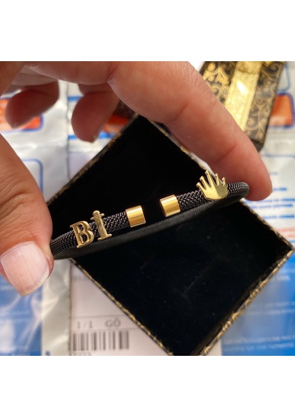 Gümüş Harf ve Kral Tacı Siyah Çelik Bileklik fiyatları