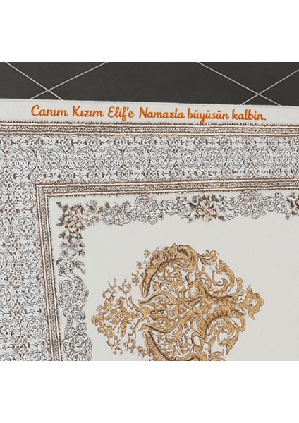 Kişiye Özel Nakış Işlemeli Çiçek Desenli Kendinden Saçaklı Beyaz Renk Hediyelik Seccade modelleri