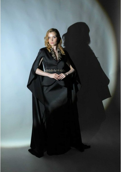 Hürrem Model Pelerin Kol Detaylı Siyah Saten Takım