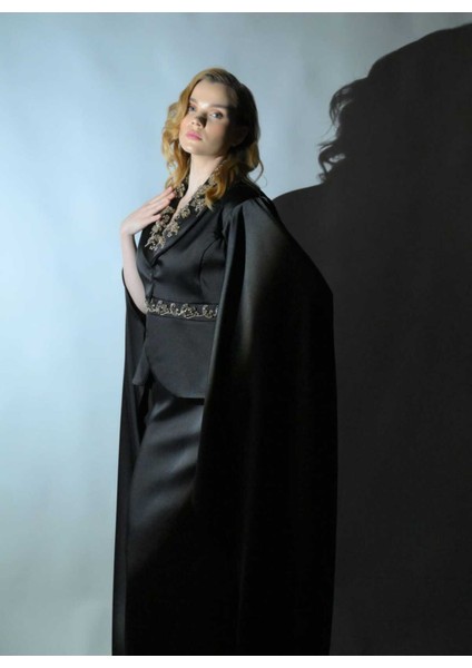 Hürrem Model Pelerin Kol Detaylı Siyah Saten Takım fiyatları