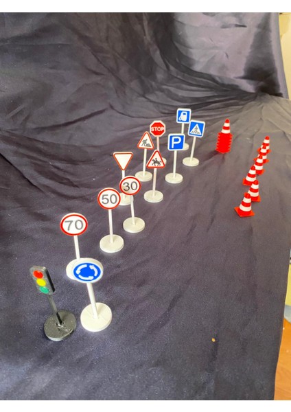 Mini Trafik Işaretleri ve Dubalar Seti | Trafik Eğitimi ve Oyuncak Araba Seti Aksesuarı indirimleri