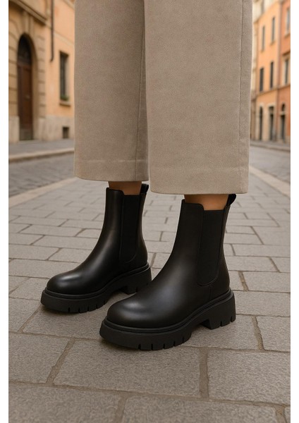 Kadın Postal Lastik Detay Kaymaz Taban Bot