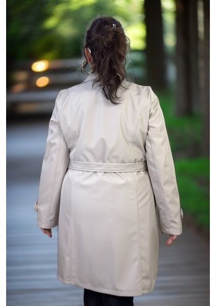 Ahşap Düğme Detaylı Kuşaklı Kruvaze Kapama Ara Boy Büyük Beden Kadın Trençkot modelleri