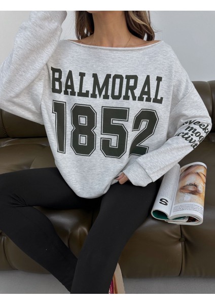 Kayık Yaka Baskılı Oversize Şardonlu Sweat