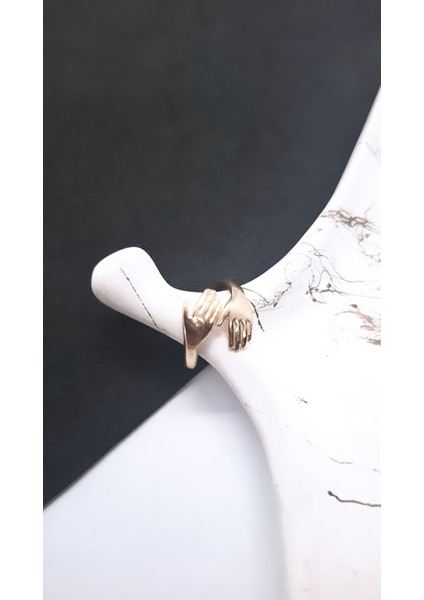 Sarılan El Figürlü Pirinç Yüzük fırsatları