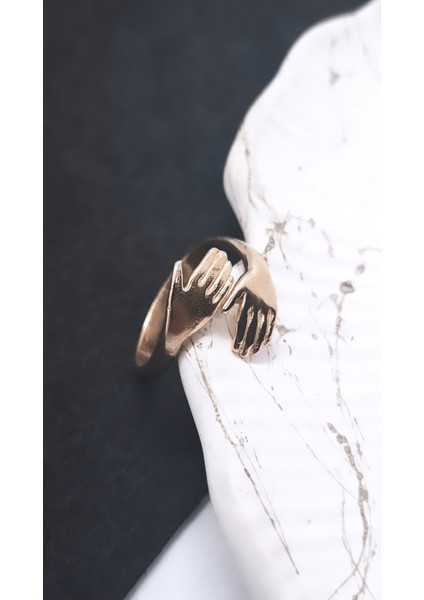 Sarılan El Figürlü Pirinç Yüzük indirimleri